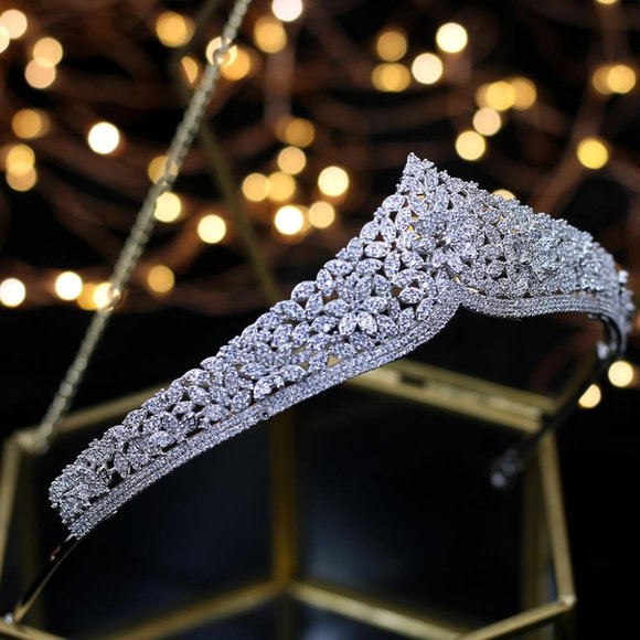 Elegant Cubic Zirconia Tiara, Silver main image 6